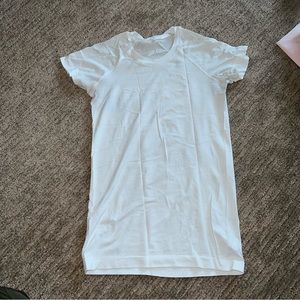 EUC lululemon tee